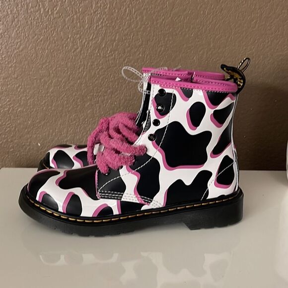 New DR. MARTENS KIDS' 1460 COMBAT BOOT IN WHITE COW PRINT size 5 - Picture 2 of 6